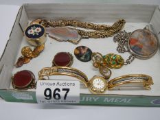 A mixed lot of vintage costume jewellery.
