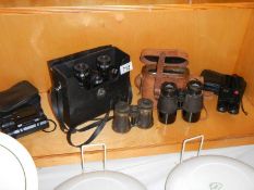 A quantity of vintage binoculars.