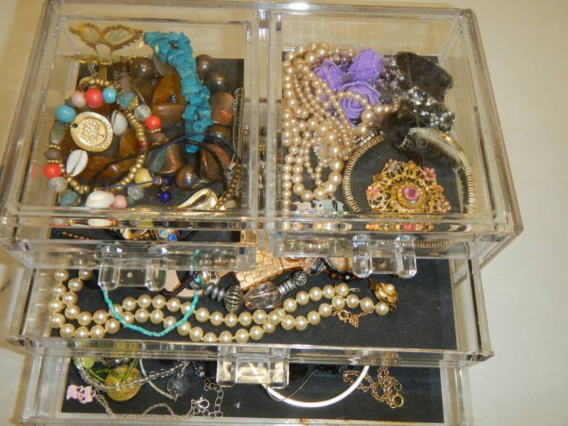 A case of assorted costume jewellery. - Image 2 of 2