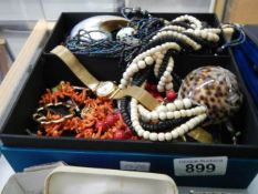 A Mixed lot of costume jewellery.