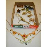 A good lot of vintage costume jewellery.