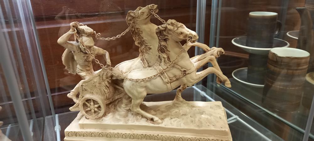 A horse and chariot figure - Image 2 of 2