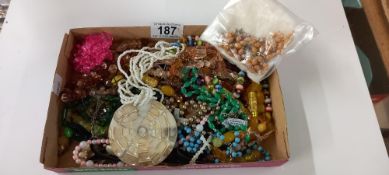 A quantity of costume jewellery