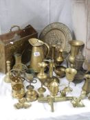 A mixed lot of brass ware,