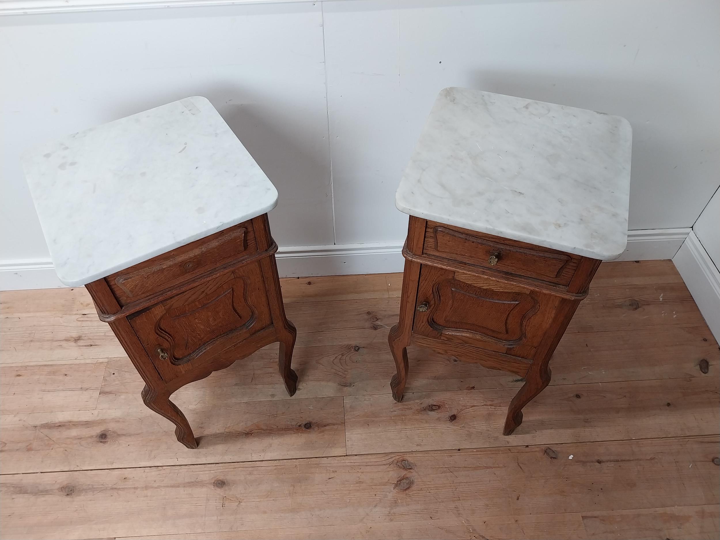 Pair of early 20th C. oak bedside cabinets with marble tops and single drawer above panelled door - Image 2 of 4