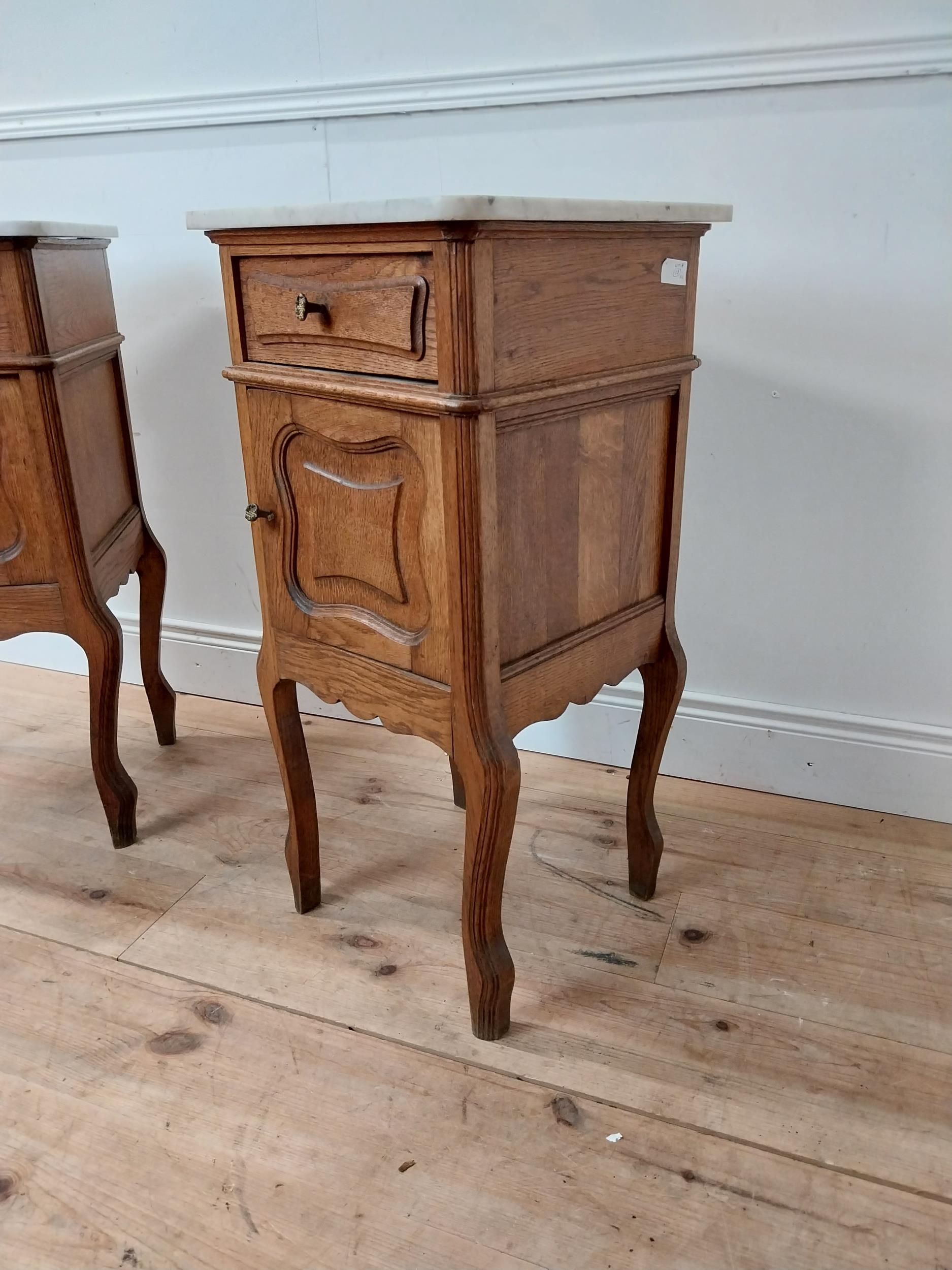 Pair of early 20th C. oak bedside cabinets with marble tops and single drawer above panelled door - Image 3 of 4
