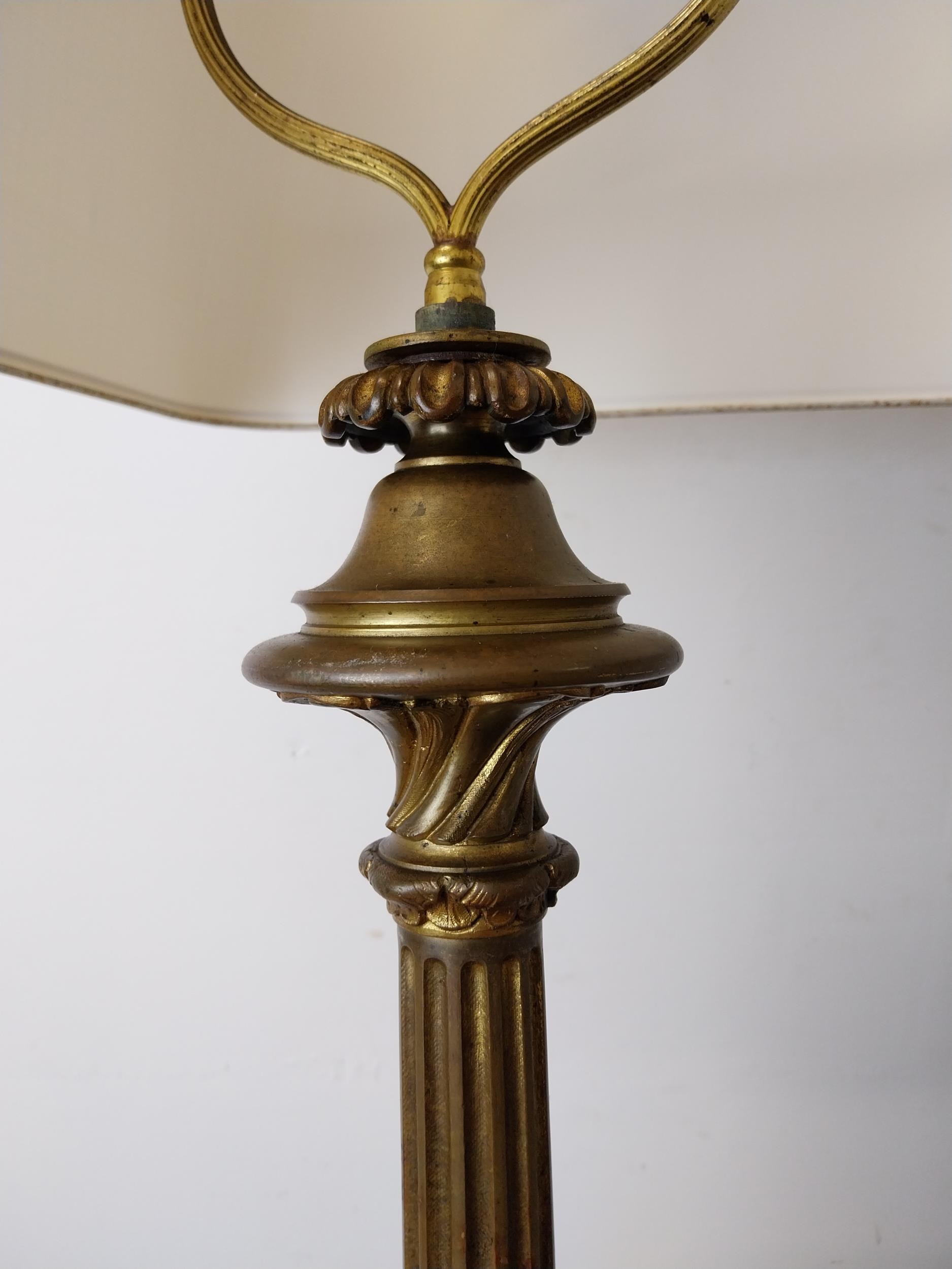 Exceptional quality 19th C. gilded brass table lamp raised on fluted column decorated with carp { - Image 3 of 4