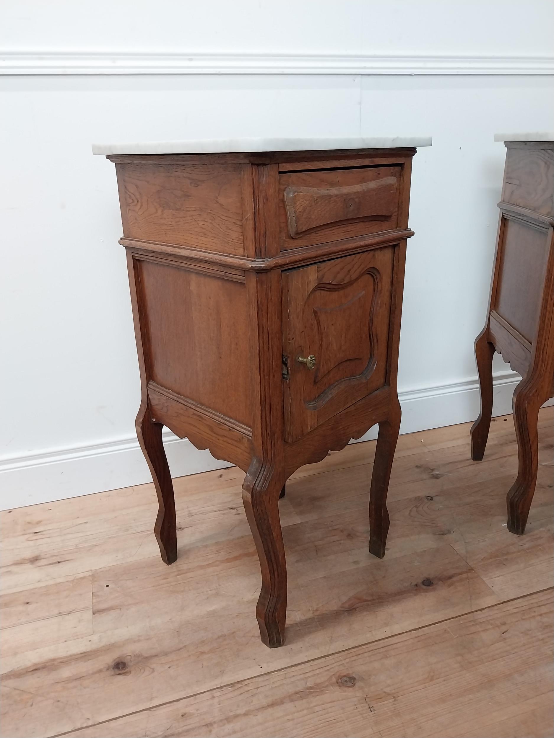 Pair of early 20th C. oak bedside cabinets with marble tops and single drawer above panelled door - Image 4 of 4