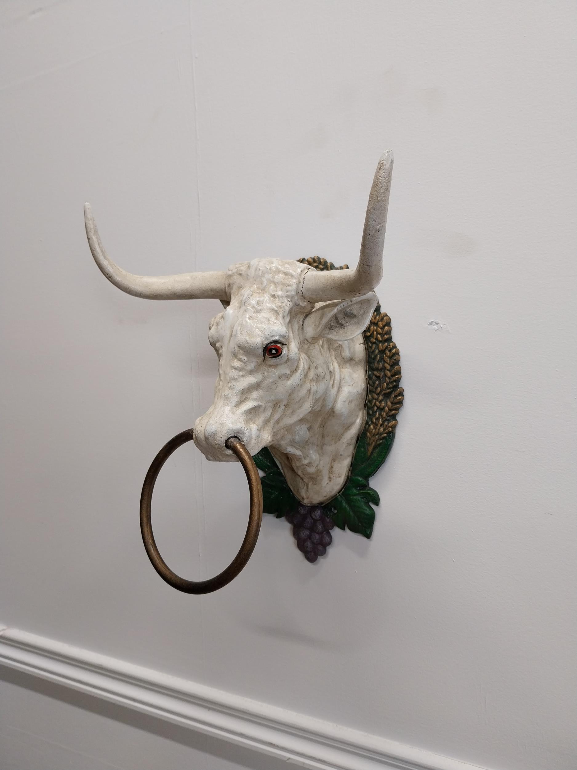 Cast iron wall mounted bull tie {23 cm H x 25 cm W x 17 cm D}. - Image 2 of 2