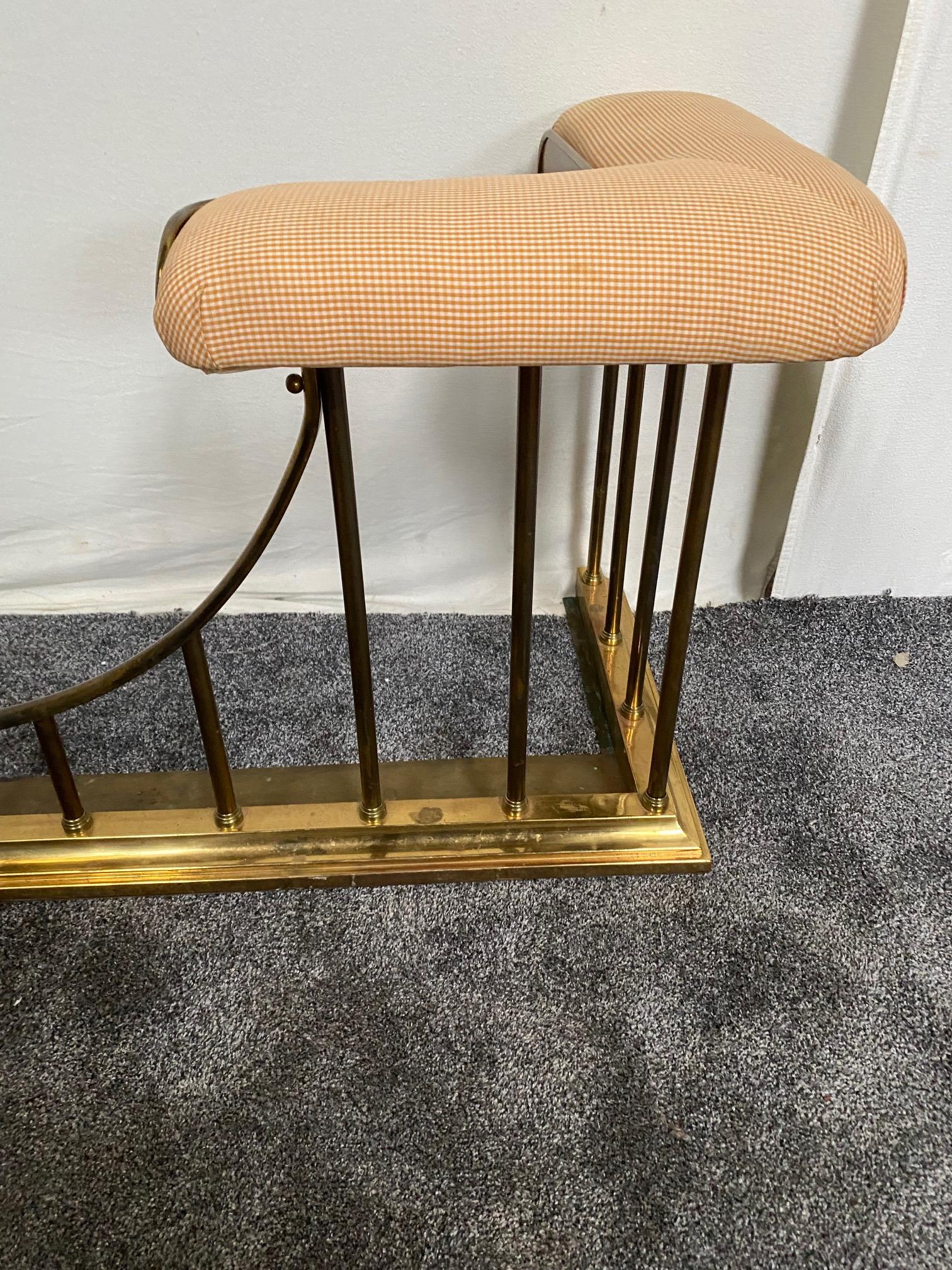 Brass club fender with upholstered seat. {56 cm H x 134 cm W x 44 cm D}. - Image 2 of 5