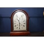 Mahogany arch top mantel clock {H 37cm x W 28cm x D 17cm}.