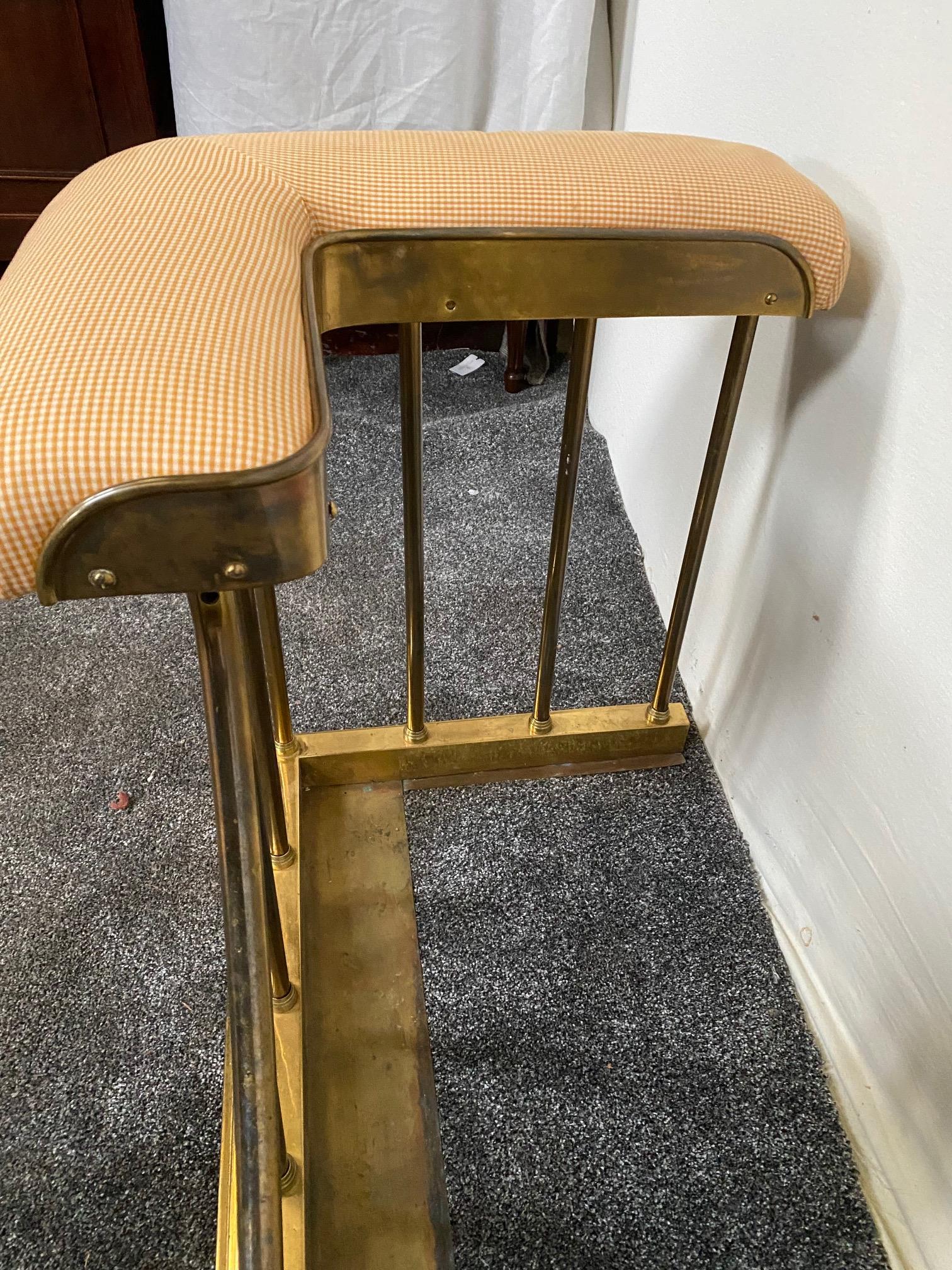 Brass club fender with upholstered seat. {56 cm H x 134 cm W x 44 cm D}. - Image 4 of 5