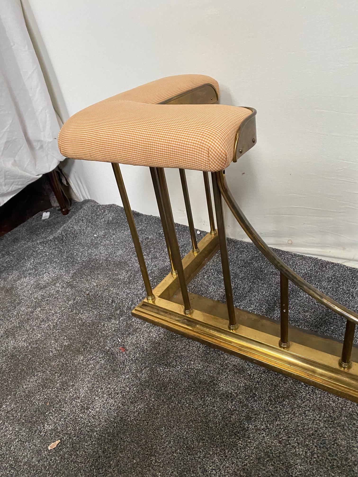 Brass club fender with upholstered seat. {56 cm H x 134 cm W x 44 cm D}. - Image 3 of 5