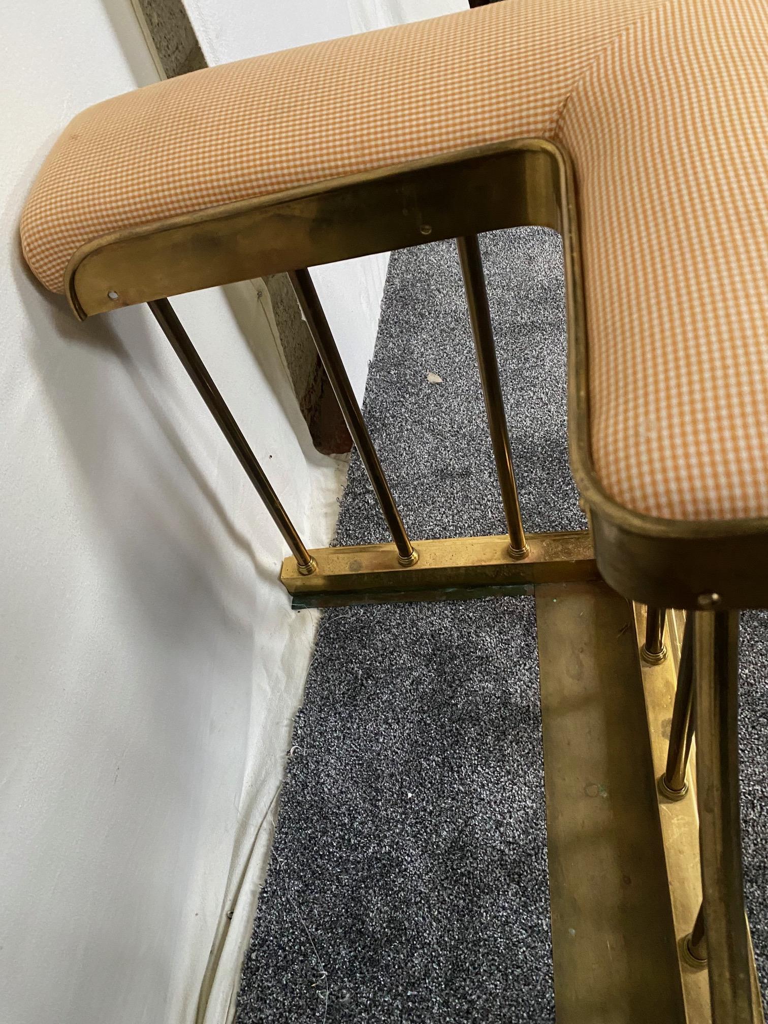 Brass club fender with upholstered seat. {56 cm H x 134 cm W x 44 cm D}. - Image 5 of 5