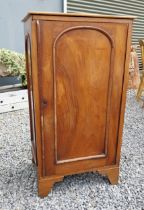 Victorian mahogany bedside locker with single door on bracket feet. {87 cm H x 47 cm W x 39 cm D}.