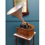 Edison Standard Phonograph {27 cm H x 30 cm W x 26 cm D}.