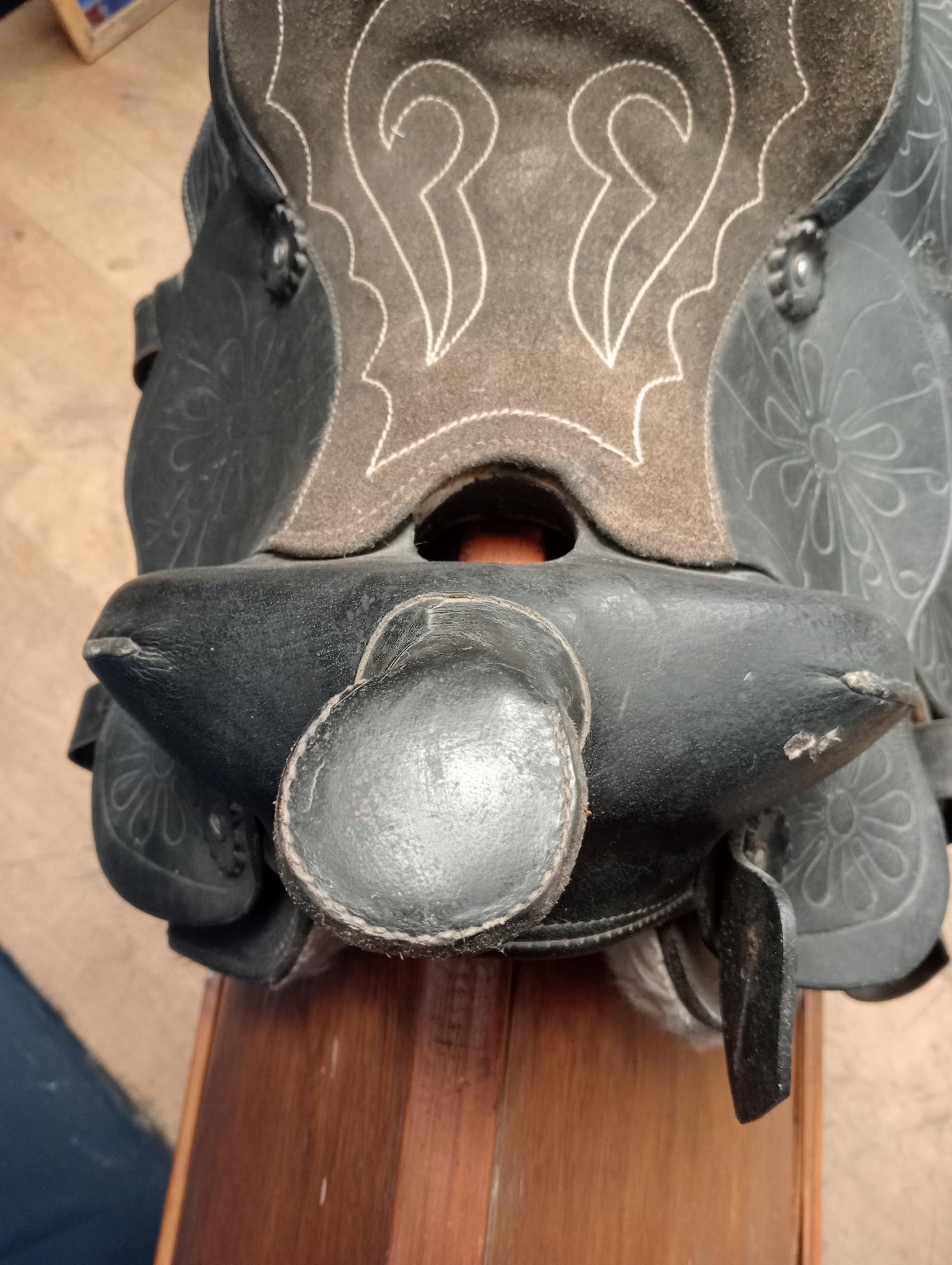 Cowboys leather saddle {H 60cm x W 50cm x D 40cm }. - Image 4 of 5