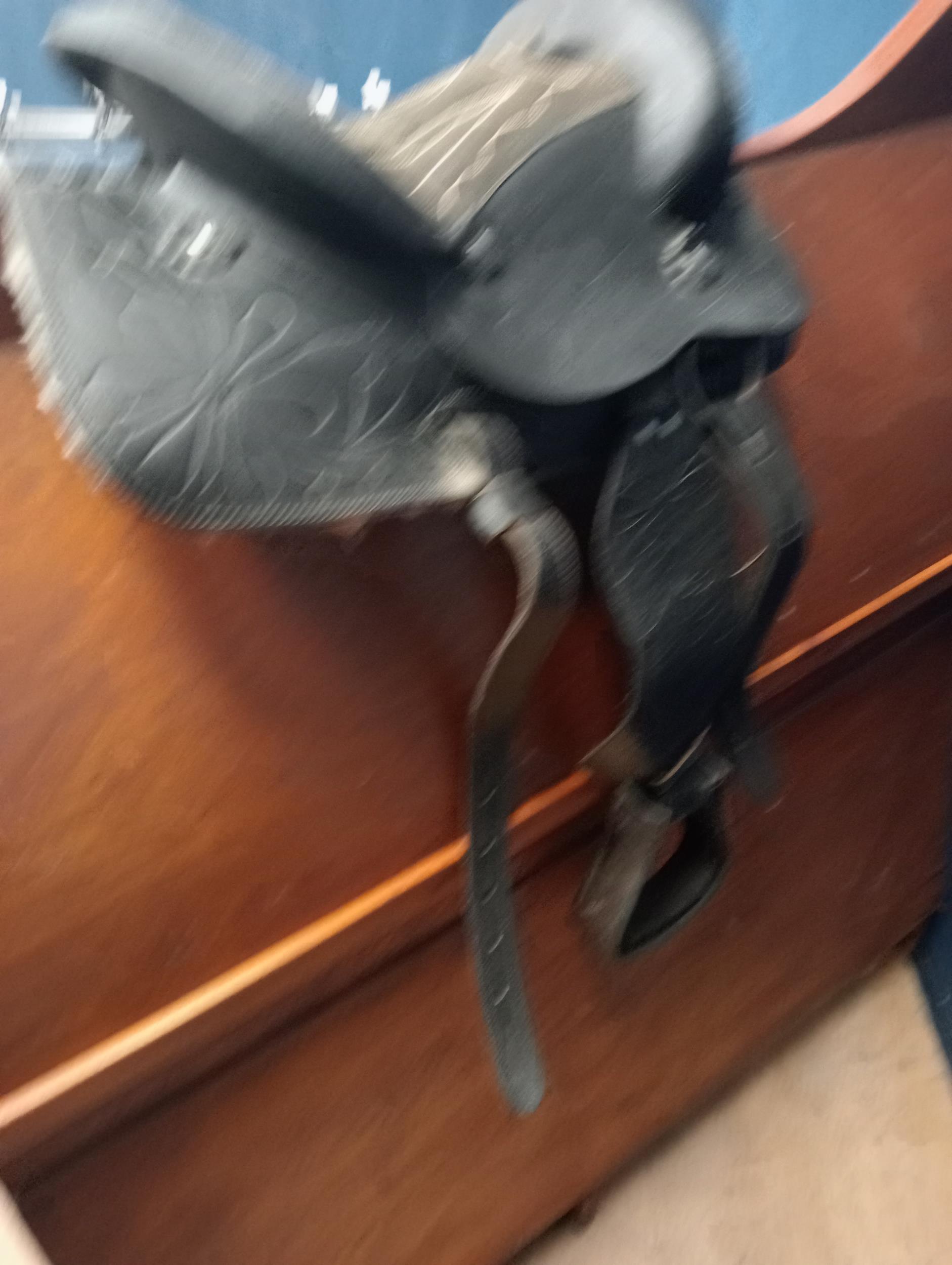 Cowboys leather saddle {H 60cm x W 50cm x D 40cm }. - Image 3 of 5