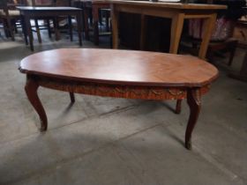 Good quality kingwood coffee table with ormolu mounts raised on cabriole legs {44 cm H x 121 cm W