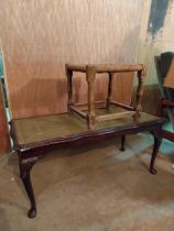 1980s mahogany coffee table with inset leather top and wooden footstool {43, 35 cm H x 97, 37 cm W x