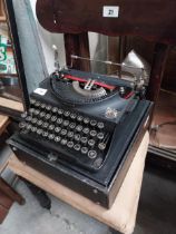 Cased Imperial Typewriter. {22 cm H x 21 cm W x 32 cm D}.