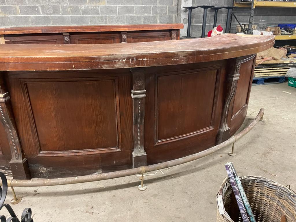 Mahogany curved bar front with brass foot rail {135cm x 400cm} (not available to view in person). - Image 3 of 3