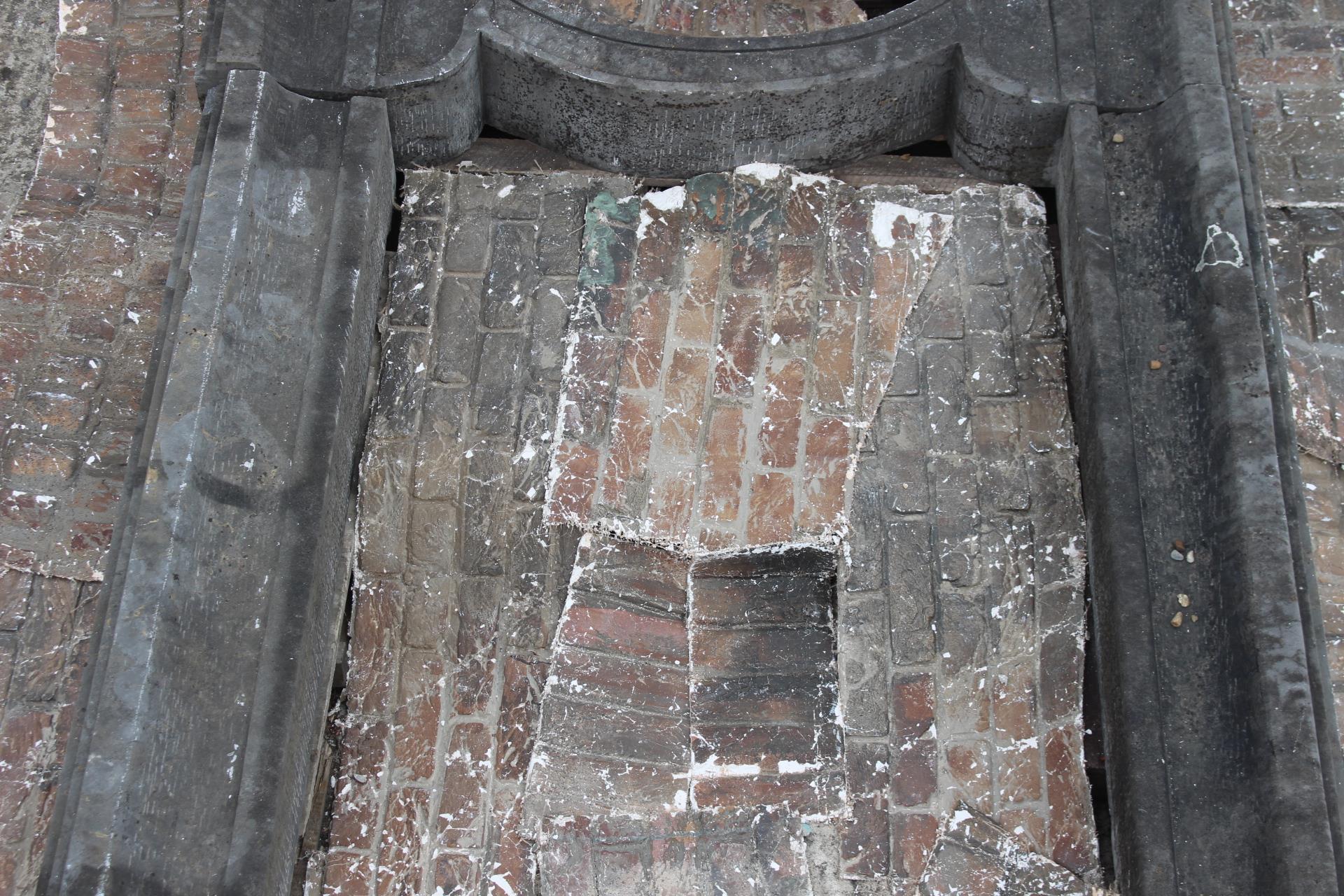 Early 19th C. Kilkenny stone door frame with arched top enclosing an oval window {H 360cm x W - Image 4 of 6