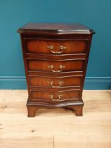 Good quality bachelors chest of drawers with serpentine front raised on bracket feet in the Georgian
