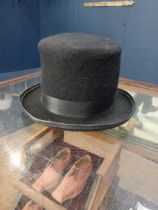 Herbert Johnson top hat in box. {H 16cm x W 25cm x D 27cm }.