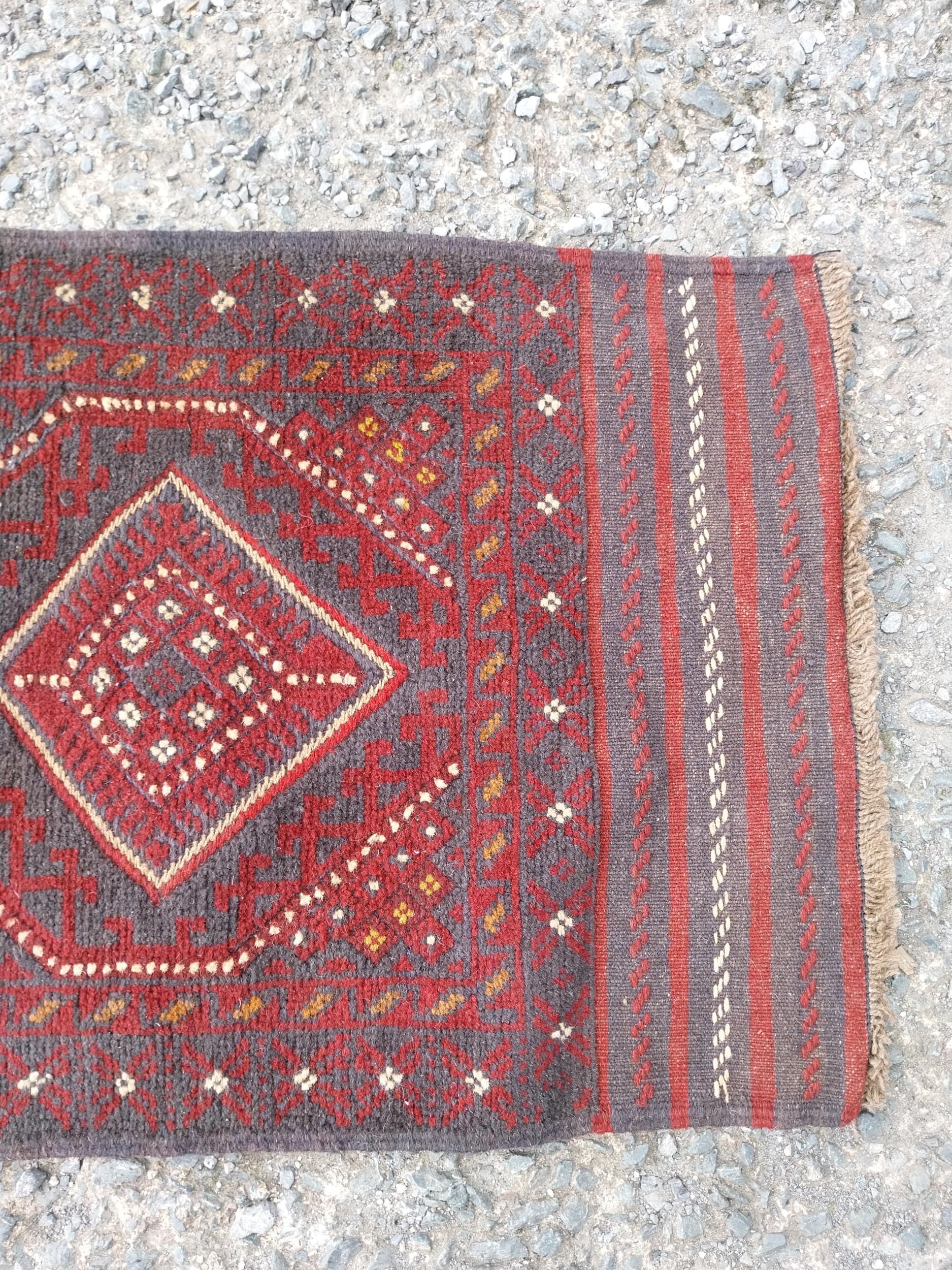 Good quality decorative carpet runner {240cm W x 60cm L} (not available to view in person). - Image 3 of 3