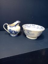Ceramic jug and bowl with willow pattern {H 11cm x D 16cm}.