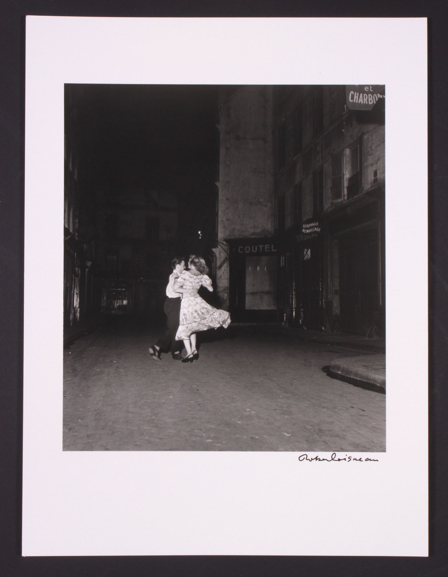 ROBERT DOISNEAU. "LA DERNIERE VALSE DU 14 JUILLET 1949"