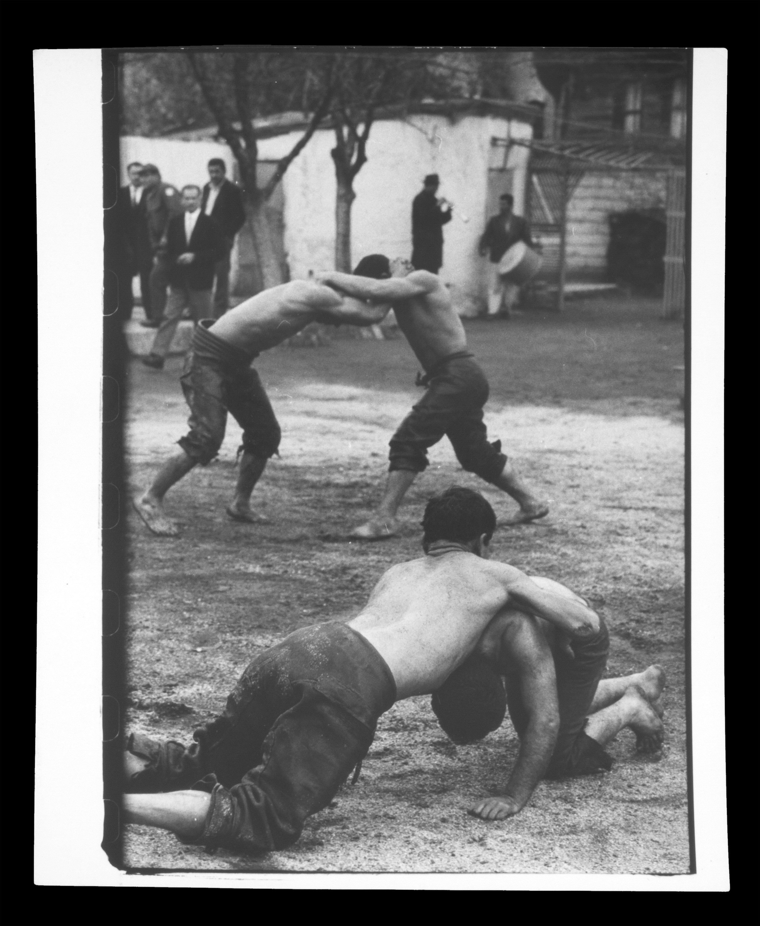 HENRI-CARTIER BRESSON. "ISTANBUL, FIGHTING COMPETITION"