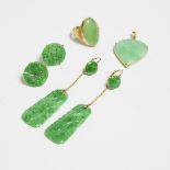 Six Pieces of Gold-Mounted Jadeite Jewellery, 20th Century, 二十世纪 金镶翡翠耳环挂坠及戒指一组共六件, longest length 2.