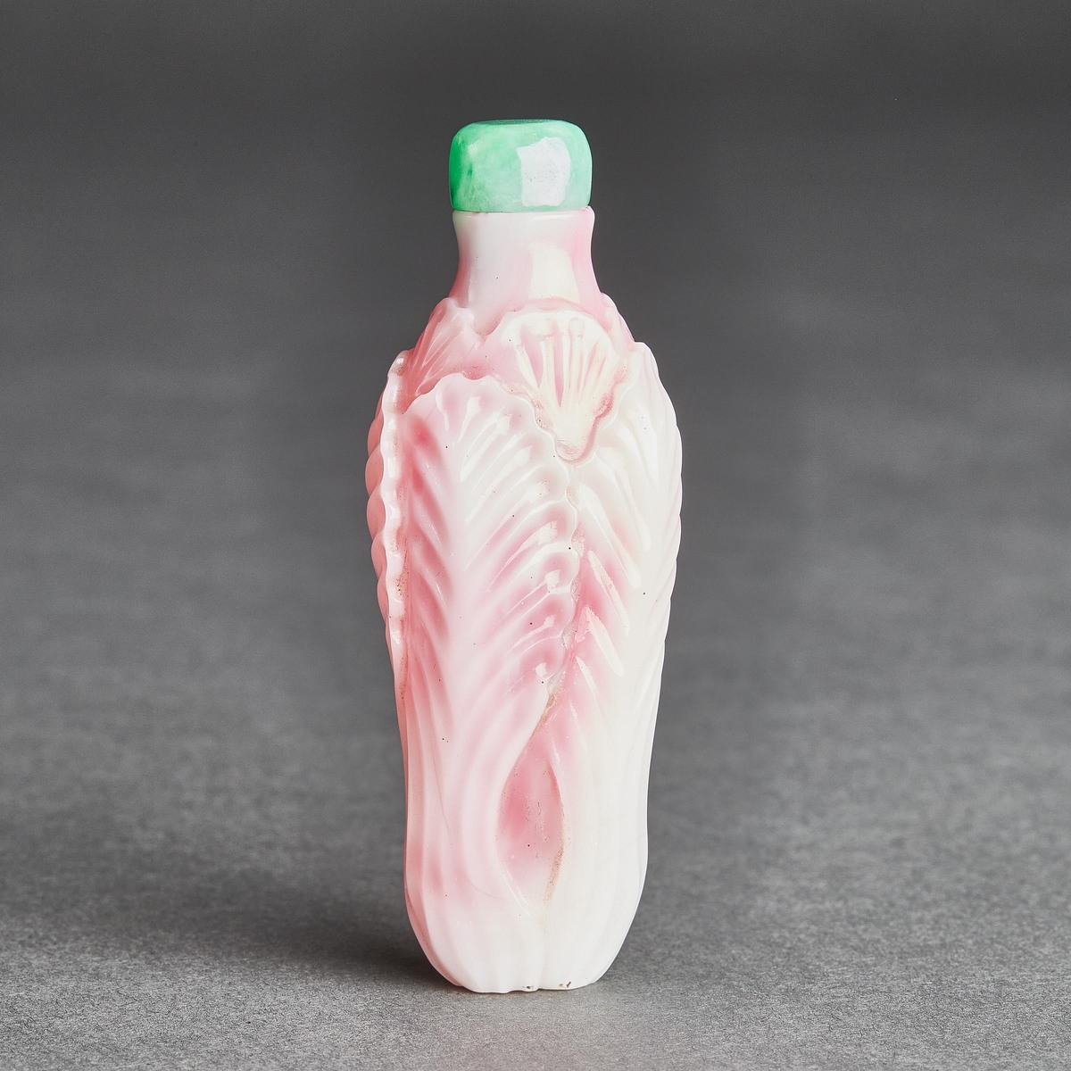 Attributed to Palace Workshops, A Sandwiched Pink Glass 'Cabbage' Snuff Bottle, 1750-1830, 清 十八/十九世紀 - Image 3 of 8