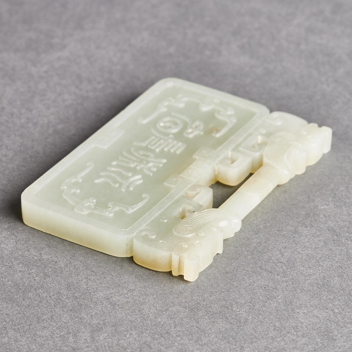 A Pale Celadon Jade Lock-Form 'Yong Bao Chang Chun' Plaque, 19th Century, 清 十九世纪 青白玉雕'永保长春'锁形牌桌屏, 玉牌 - Image 10 of 10