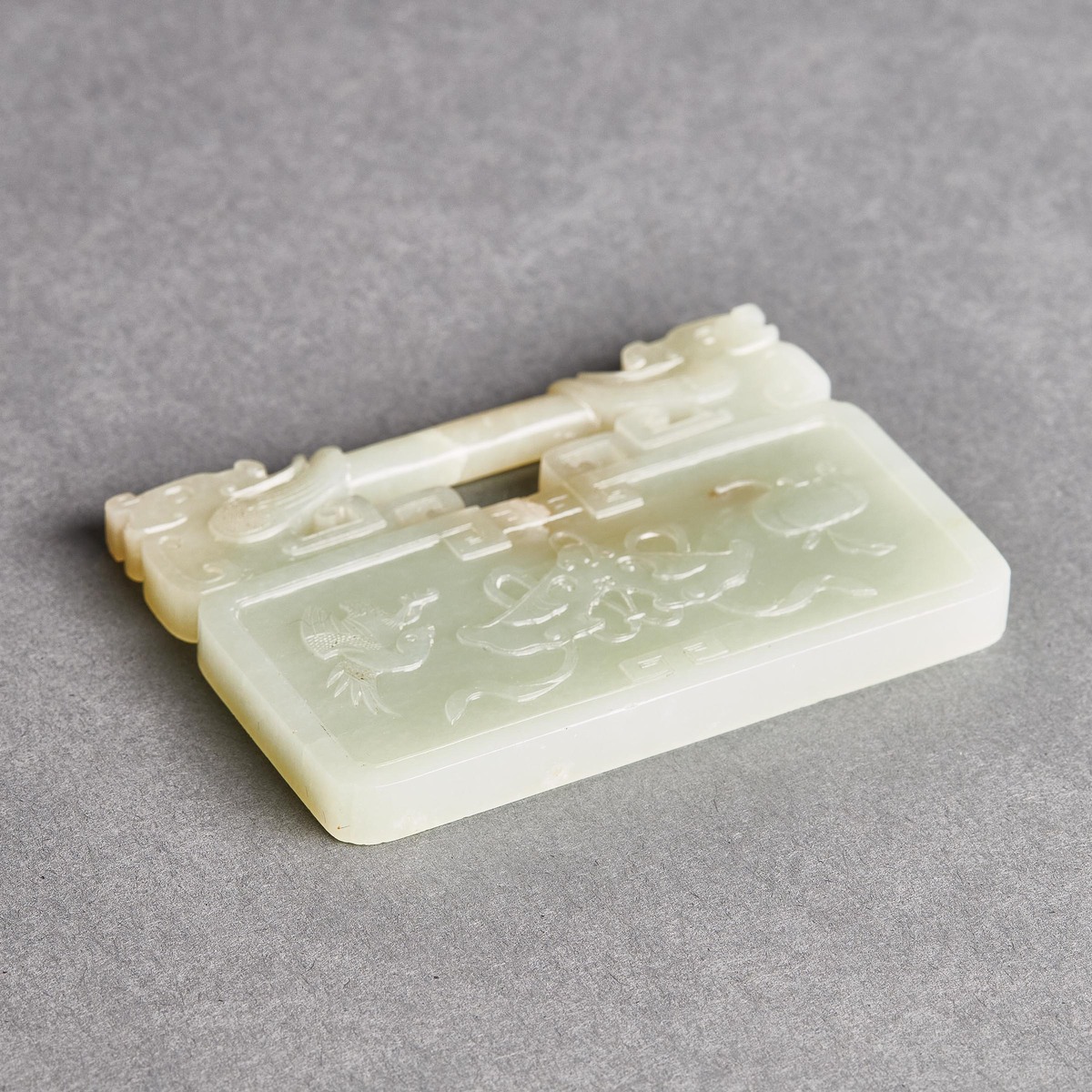 A Pale Celadon Jade Lock-Form 'Yong Bao Chang Chun' Plaque, 19th Century, 清 十九世纪 青白玉雕'永保长春'锁形牌桌屏, 玉牌 - Image 6 of 10