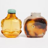 An Agate Snuff Bottle, Together with a Glass Snuff Bottle, 19th Century, 清 十九世纪 玛瑙及料器烟壶一组两件, tallest