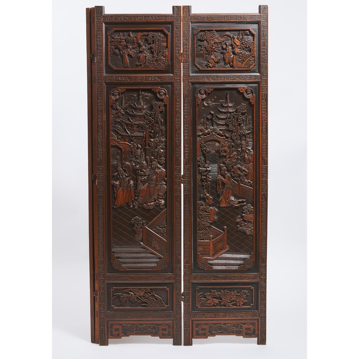 A Chinese Carved Wood 'Three Kingdoms' Four-Panel Floor Screen, Mid 20th Century, 民国 木雕人物故事纹屏风四扇, he - Image 3 of 4