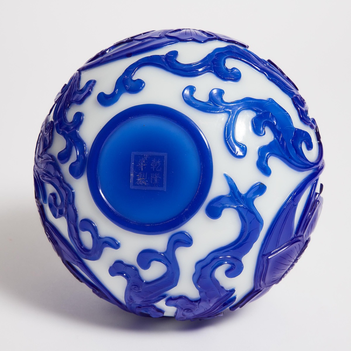 A Blue Overlay White Glass Water Pot, Qianlong Mark, 18th/19th Century, 清 十八/十九世纪 涅白地套蓝料水丞, width 7. - Image 4 of 4