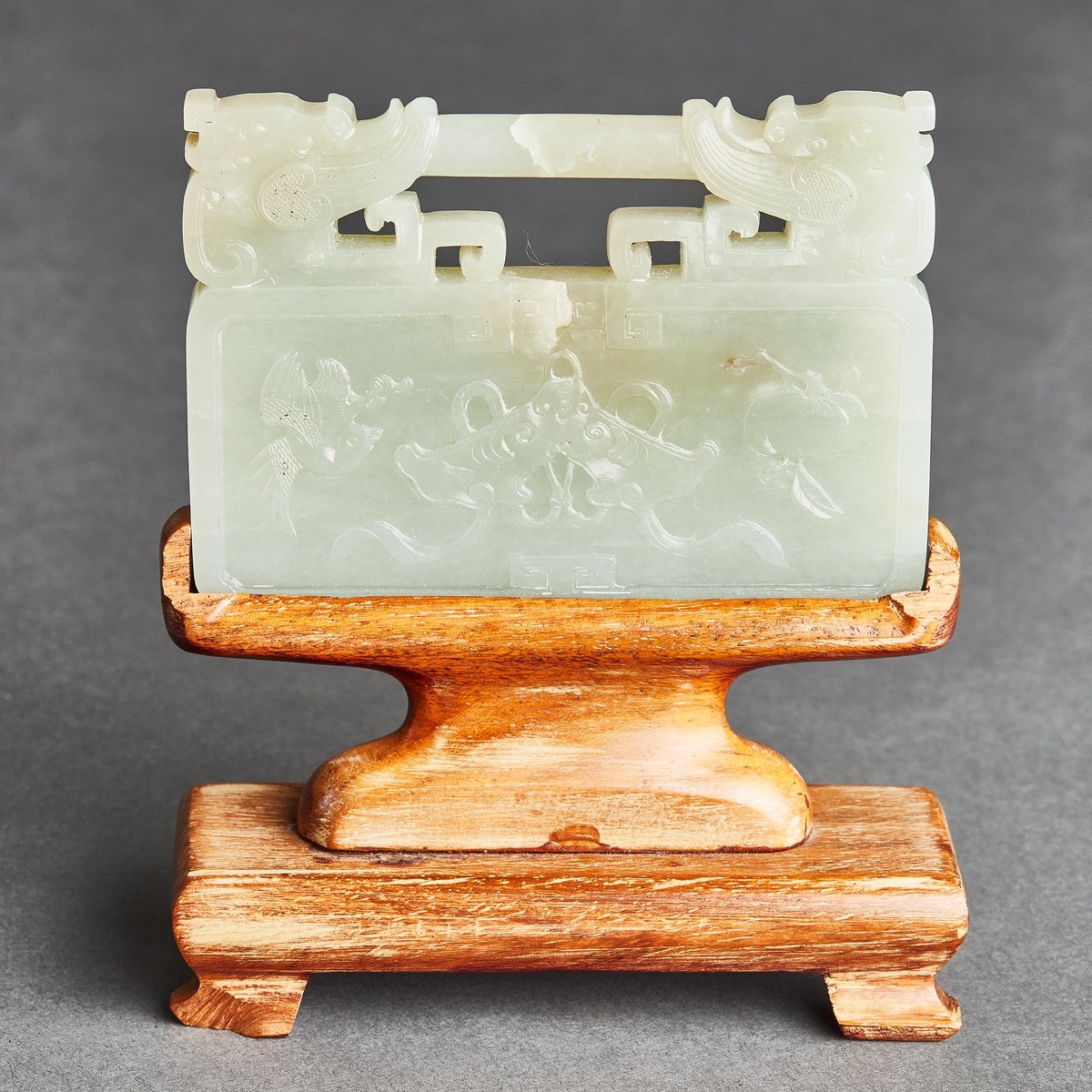 A Pale Celadon Jade Lock-Form 'Yong Bao Chang Chun' Plaque, 19th Century, 清 十九世纪 青白玉雕'永保长春'锁形牌桌屏, 玉牌 - Image 2 of 10