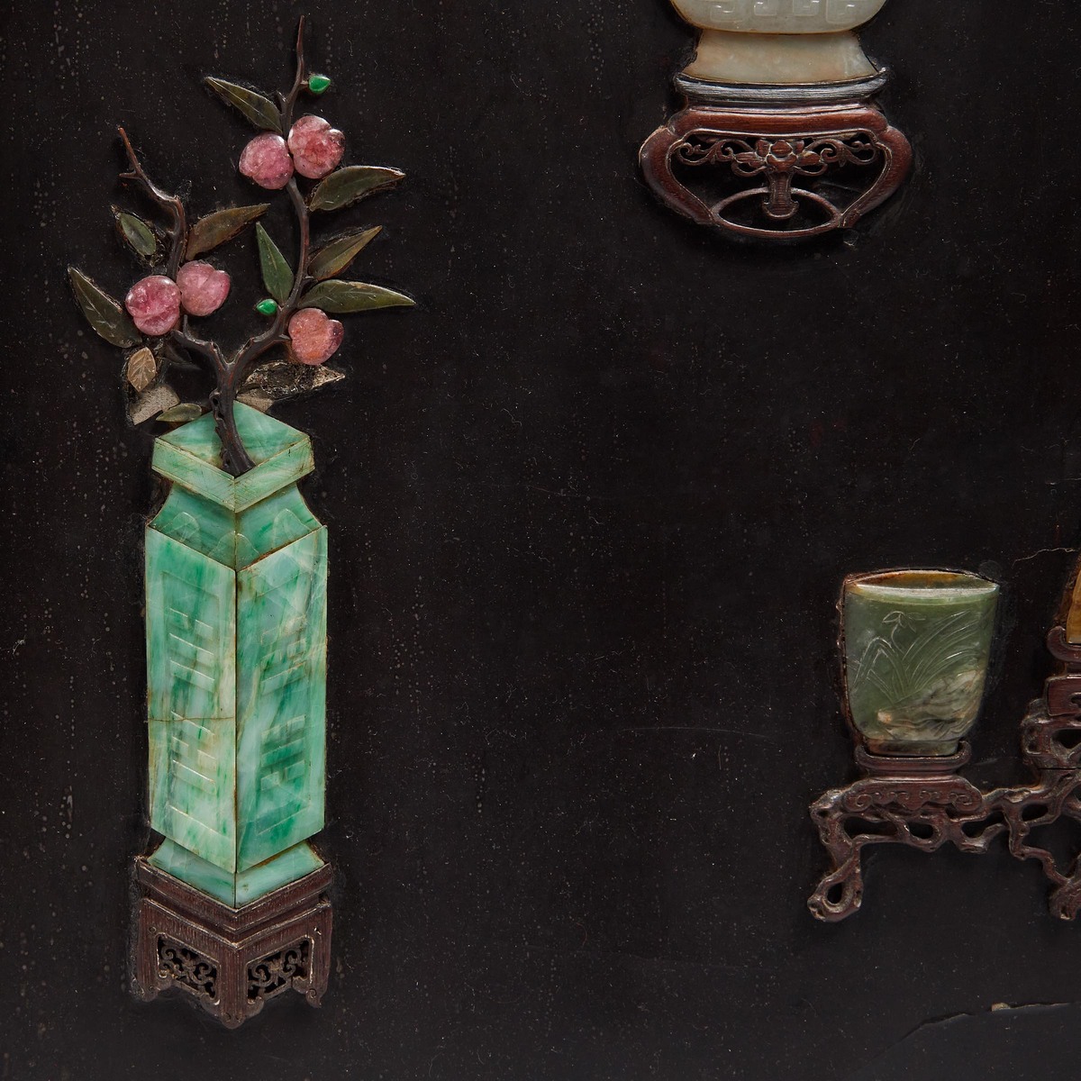 A Pair of Jade-Inlaid 'Hundred Antiques' Panels, Late Qing Dynasty, 19th Century, 清 十九世纪 黑漆嵌宝大挂屏一对, - Image 5 of 11