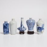 Five Porcelain Snuff Bottles, 19th/20th Century, 十九/二十世纪 青花 青花釉里红及青釉烟壶一组共五件, tallest bottle height 3