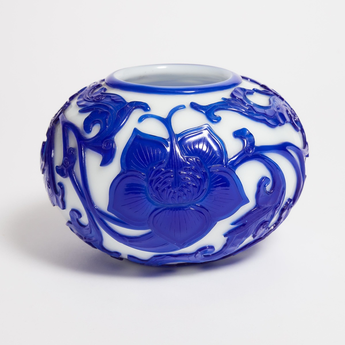 A Blue Overlay White Glass Water Pot, Qianlong Mark, 18th/19th Century, 清 十八/十九世纪 涅白地套蓝料水丞, width 7. - Image 2 of 4