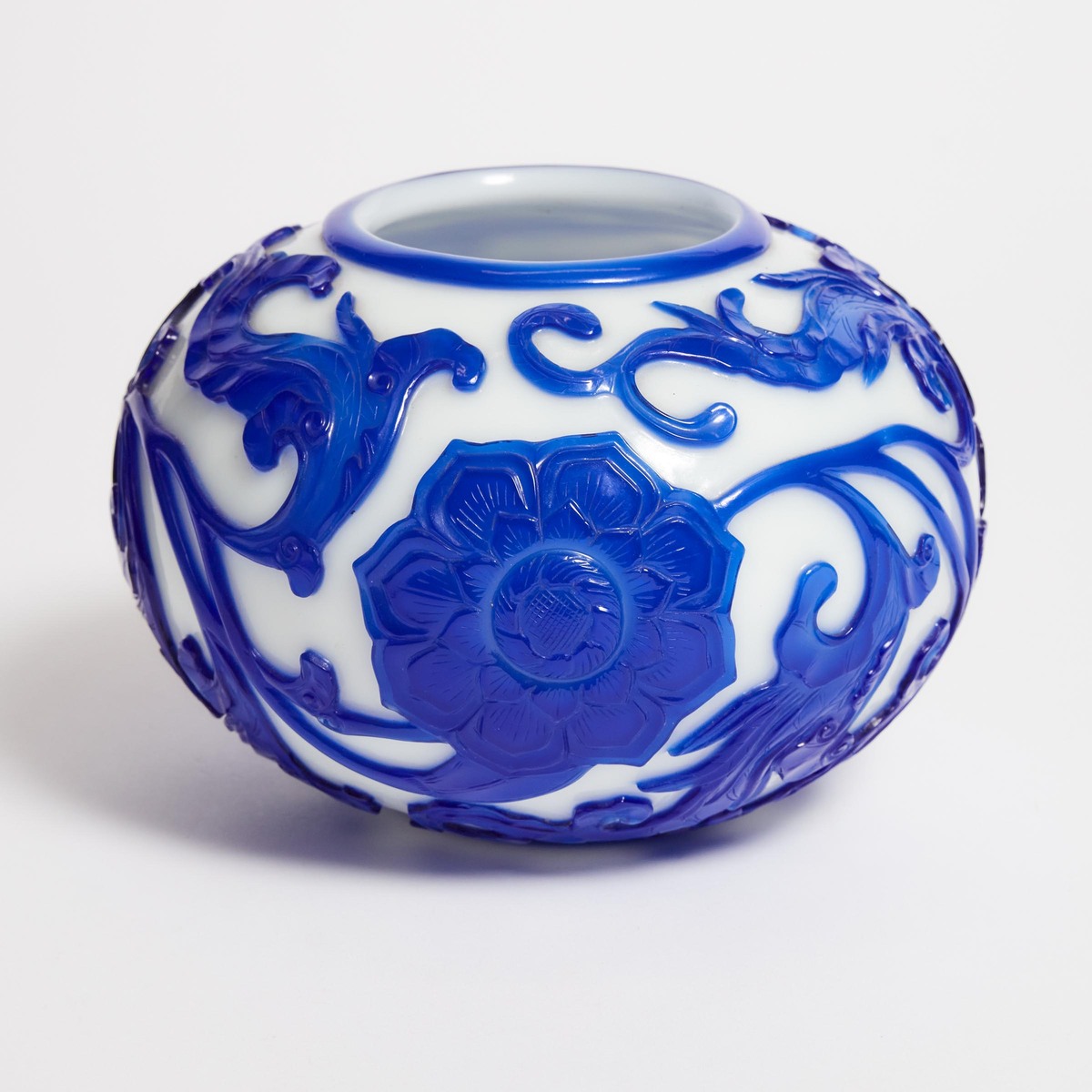 A Blue Overlay White Glass Water Pot, Qianlong Mark, 18th/19th Century, 清 十八/十九世纪 涅白地套蓝料水丞, width 7. - Image 3 of 4