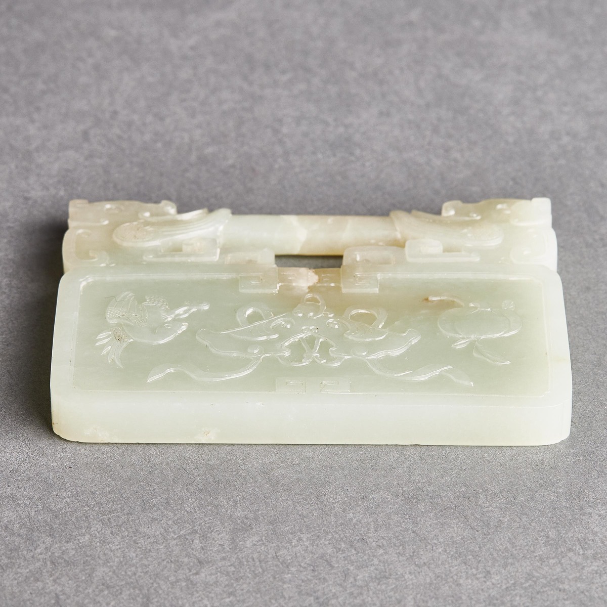A Pale Celadon Jade Lock-Form 'Yong Bao Chang Chun' Plaque, 19th Century, 清 十九世纪 青白玉雕'永保长春'锁形牌桌屏, 玉牌 - Image 8 of 10