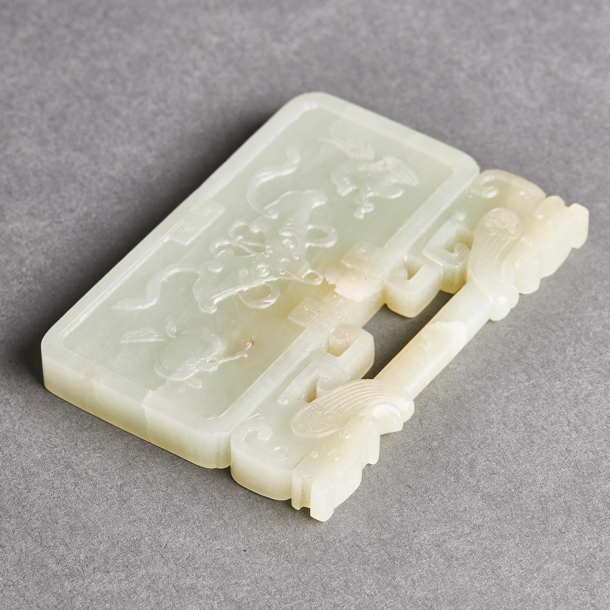 A Pale Celadon Jade Lock-Form 'Yong Bao Chang Chun' Plaque, 19th Century, 清 十九世纪 青白玉雕'永保长春'锁形牌桌屏, 玉牌 - Image 7 of 10