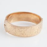 Birks English 9k Yellow Gold Hinged Bangle, with engraved decoration, w. 0.75", inner dia. at widest