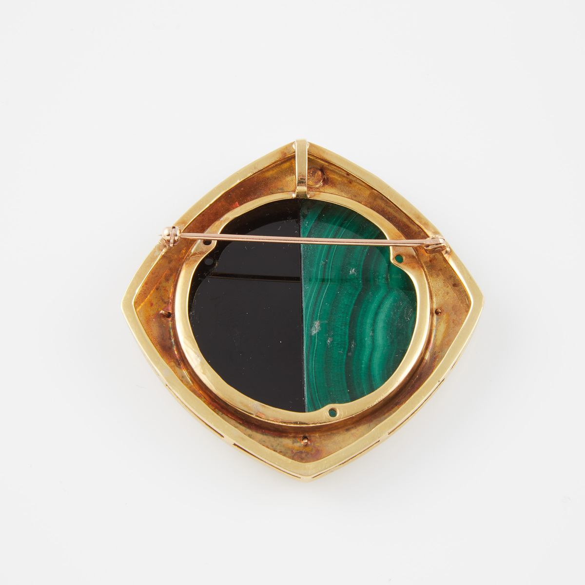 18k Yellow Gold Brooch/Pendant, bezel set with 2 semi-circular onyx and malachite plaques, with a 14 - Image 2 of 2