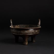 A Bronze Tripod Censer, Yuan-Ming Dynasty (1279-1644), 元/明 铜鬲鼎式立耳三足炉, width 6.9 in — 17.4 cm